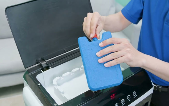 Hòa Phát HPCF1-033I còn được trang bị kèm theo 2 gel đá khô tiện lợi